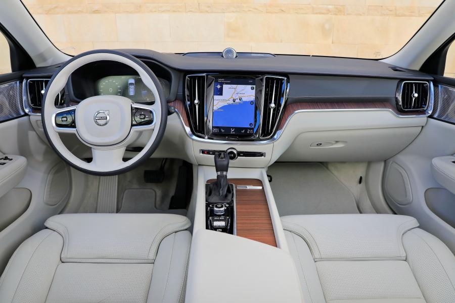 Торпедо Volvo V60 D4 Inscription 2018 года  (WW) (фото 20 из 40)